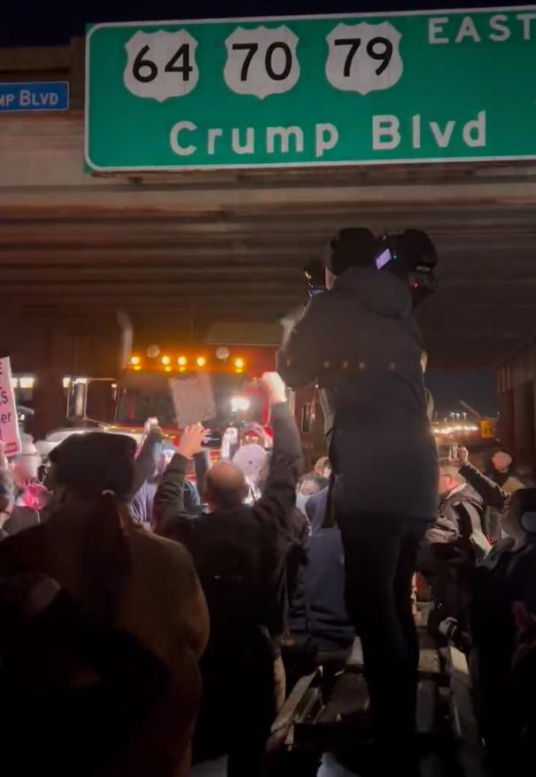 People blocking freeway underpass to protest the murder of Tyre Nichols