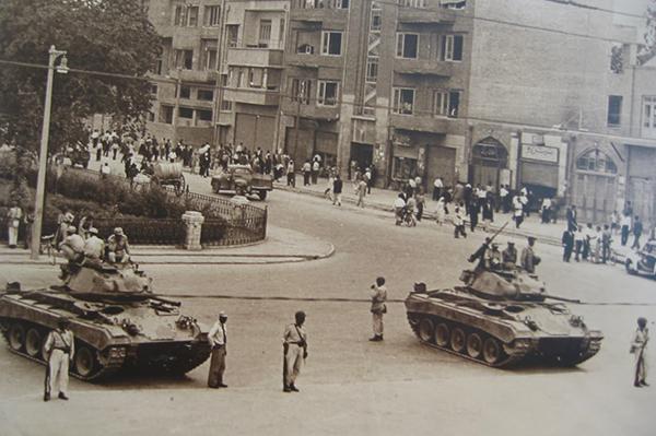 iran-troops-in-street-1953-600px.jpg