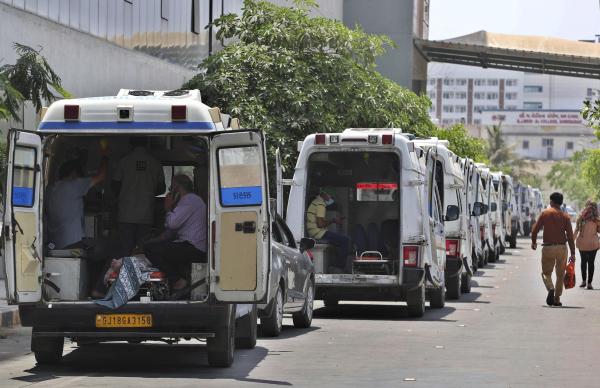 Ambulances wait for beds for Covid19 victims