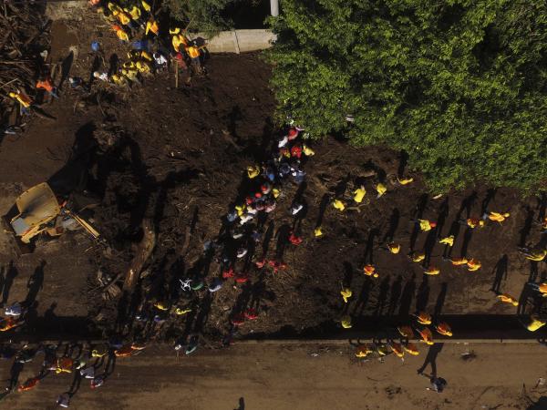 El Salvadorans dig for victims of landslide, October 2020
