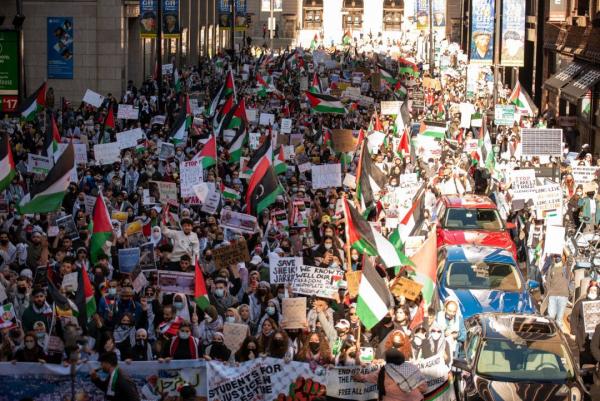 People fill downtown Chicago in support of Palestine.