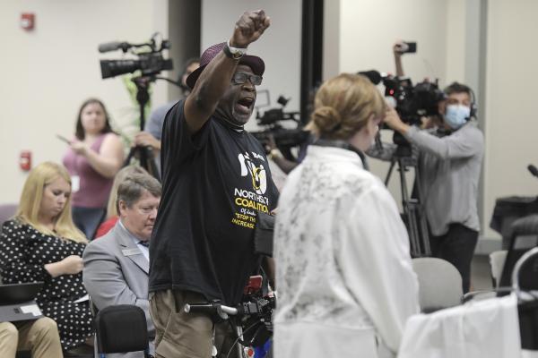 Black man chants "Teach the Truth" in special legislature session 