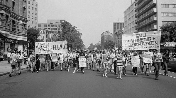 1970s women march for equality