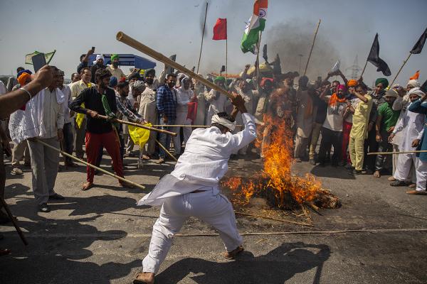 Los agricultores de Nueva Delhi, India, queman a Modi en efigie para protestar por las duras leyes agrícolas.