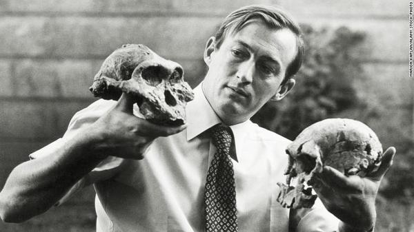 Richard Leakey, with two skull discoveries in 1977.