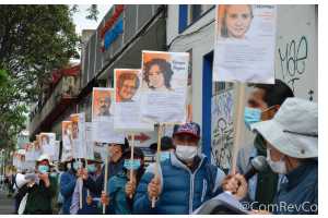 People protesting with pictures of Iranian political prisoners at Iranian embassy in Bogata