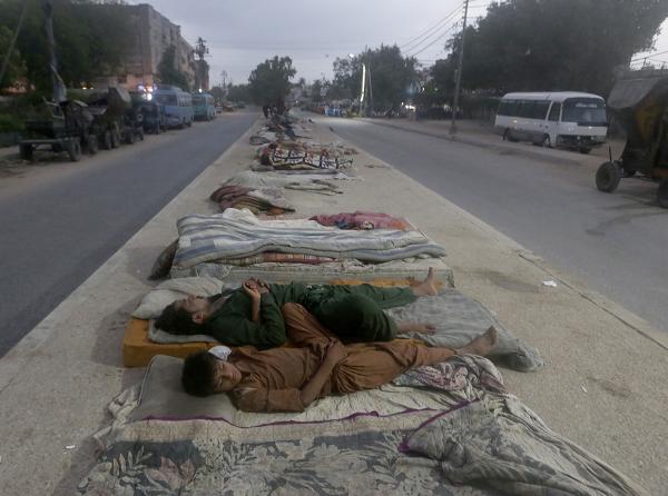 Pakistan laborers sleep in the street because of extreme heatwave.