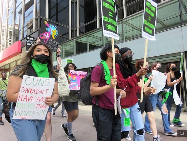 Chicago: Students walk out for abortion rights, marching through loop.