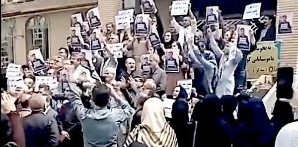 Teachers protesting in Iran