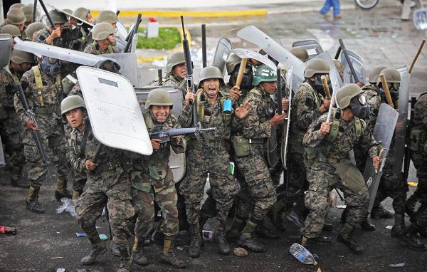 Honduras fascist army clash with supporters of  Zelaya.