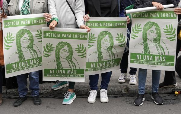 Colombian women with signs: "Not one more death by unsafe abortion."
