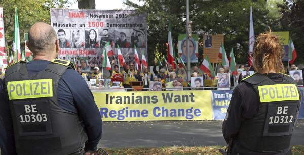 Protesting the murder of Mahsa Amini in front of the Iranian Embassy, Berlin, Germany, September 23.