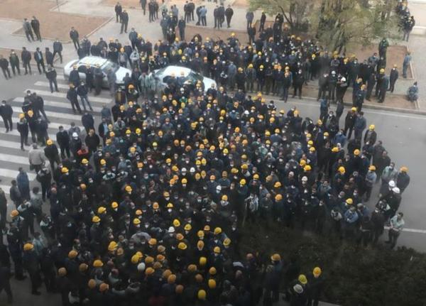 Workers at Esfahan Steel Company in Iran on strike