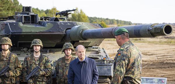 Chancellor Scholz with German army soldiers at a Leopard 2 tank like those being sent to Ukraine.