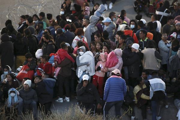 Barbed wire keeps migrants from crossing into El Paso, Texas from Ciudad Juarez, Mexico, December 20, 2022.
