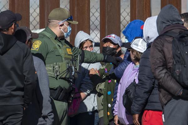 Migrants seeking asylum at the El Paso, Texas/Ciudad Juarez, Mexico border, December 21, 2022.