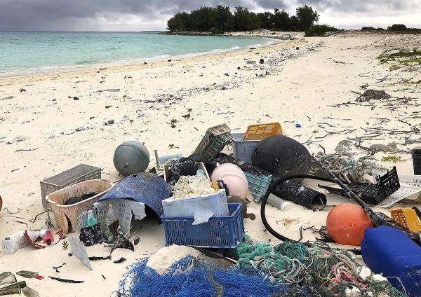 Hawaii: Plastic garbage piles up.