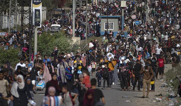 Palestinians flee to the southern Gaza Strip, November 10, 2023.