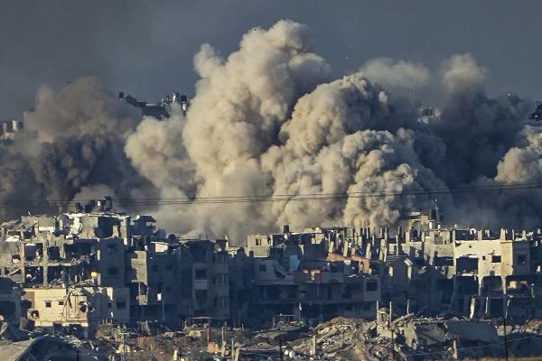 Israel Palestinians Image ID : 23350655540851 Smoke rises following an Israeli bombardment in the Gaza Strip, as seen from southern Israel, Saturday, Dec. 16, 2023.