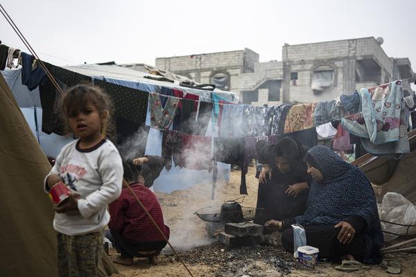 Gaza: hundreds of thousands of displaced Palestinians sleep in open spaces, December 2023.
