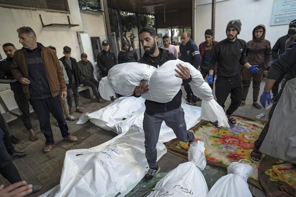  Israeli bombardment of the Gaza Strip has massacred whole families. Scene outside morgue near Gaza Strip, December 29, 202