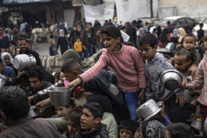 Children getting food and water in Gaza at a packed relief station
