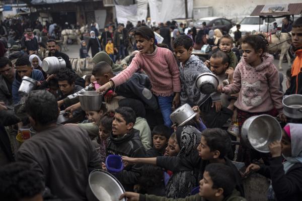 Crowd getting food and water in Gaza