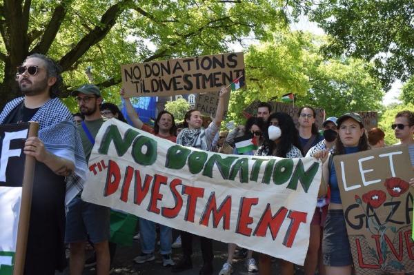 No Donation til Divestment banner at pro-Palestine protest at Vassar's reunion.