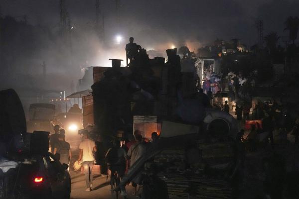Displaced Palestinians flee Gaza City with belongings on foot and vehicle, September 18, 2025.