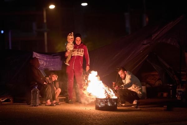 A displaced family, who fled Israeli bombings in southern Lebanon, build a fire to stay warm,April 4, 2026.