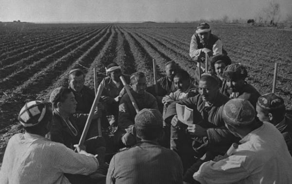tl-06-Uzbek-Collective-Farmers-discuss1930-40-640px.jpg