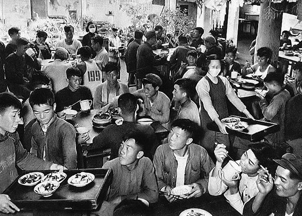 Rev-China-1959-Peoples_commune_canteen-600px.jpg