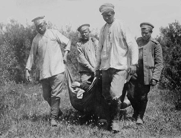 1-russian-collect-dead-1915-600px.jpg