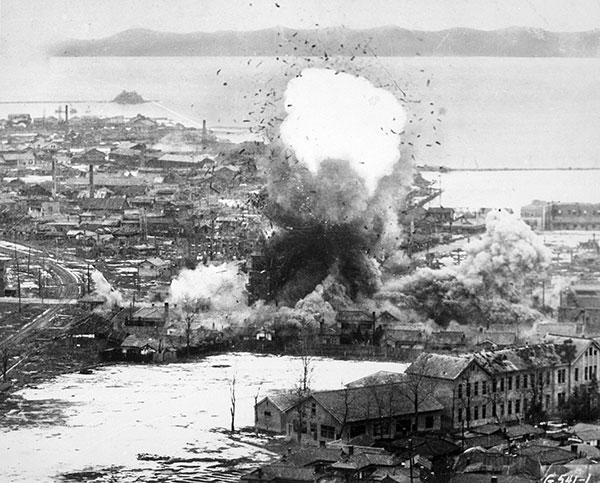 Korean_War_Americans-bomb_Korea-600px.jpg