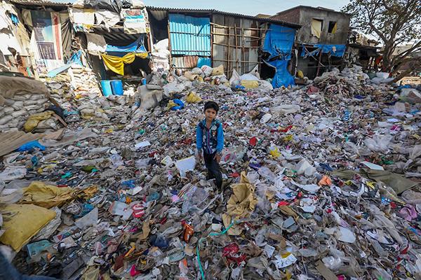 Dharavi-India-slum-15000-tons-of-garbage-600px.jpg