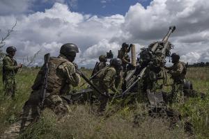 Ukrainian soldiers prepare to fire U.S.-supplied M777 howitzer, July 2022.