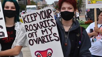 Women holding signs at Landsing pro-choice rally