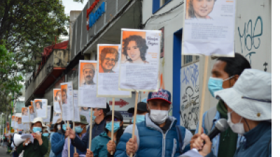 People protesting with pictures of Iranian political prisoners at Iranian embassy in Bogata