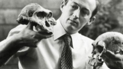 Richard Leakey with two skulls
