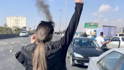 Iran: roads blocked by police don’t keep people from cemetery for the funeral of Hadis Najhafi.