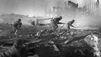 Soviet soldiers attack NAZI positions in the battle of Stalingrad, 1943.