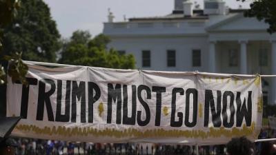 Refuse Fascism banner in front of White House: Trump must go Now!
