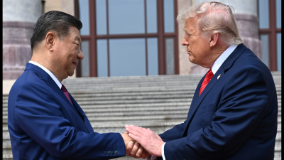 Xi Jinping shakes hands with Trump