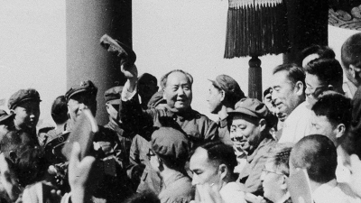 Mao Zedong meets in 1966 with students and teachers