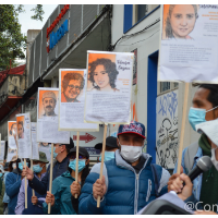 People protesting with pictures of Iranian political prisoners at Iranian embassy in Bogata
