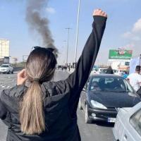 Iran: roads blocked by police don’t keep people from cemetery for the funeral of Hadis Najhafi.